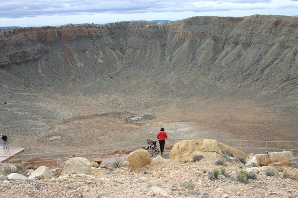 Meteorski krater, Arizona.Arizonski krater (SAD), prečnika 1,2 kilometra i dubine 170 metara, nastao je pre oko 50.000 godina padom gvozdenog asteroida prečnika oko 50 metara. - Sputnik Srbija