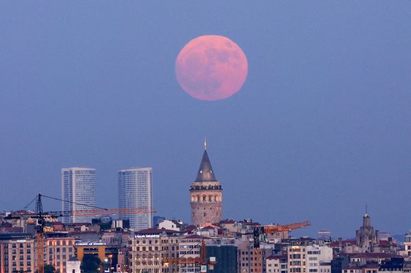 Пун Месец изнад Галата куле у Истанбулу, Турска. - Sputnik Србија