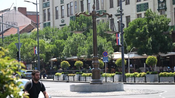 Na Terazijama postavljena skulptura u obliku vage sa dva tasa - Sputnik Srbija