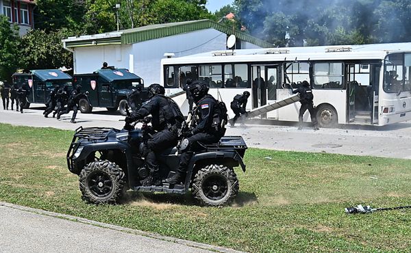 Приказ оспособљености ове елитне јединице почео је демонстрацијом упада у возило (аутобус) и неутралисањем "терориста" који су се у њему налазили. Током тактичко-показне вежбе решавања талачке кризе, ангажују се поред припадника јединице и специјална возила и опрема - Sputnik Србија