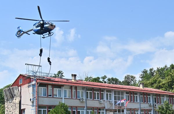 На показној вежби у бази Липовица, припадници Жандармерије демонстрирали су висок ниво оперативне спремности, тактичких вештина и обучености за реаговање у најсложенијим безбедносним ситуацијама. - Sputnik Србија