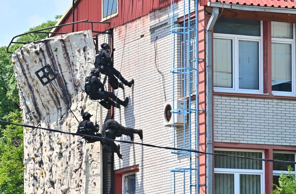 Приказ оспособљености упада у зграду коју су заузели терористи спуштањем на кров зграде и упадом кроз прозоре - Sputnik Србија
