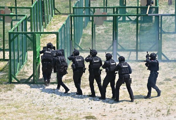 Симулацијом различитих ситуација у тактичкој кући, припадници увежбавају безбедно кретање кроз уске просторе и елиминисање мета под пуном опремом, тимску координацију, као и увежбавање доношења муњевитих одлука  - Sputnik Србија