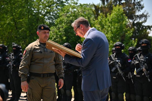 По завршетку вежбе, командант Жандармерије Радослав Репац уручио је председнику Вучићу икону Светог кнеза Лазара који је слава Жандармерије - Sputnik Србија