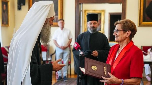 Даница Маринковић и патријарх српски Порфирије током доделе Ордена Светог Саве у патријаршији - Sputnik Србија