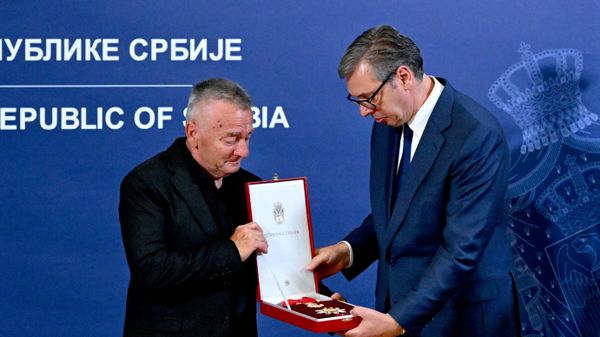 Aleksandar Vučić uručuje odlikovanje - Sputnik Srbija
