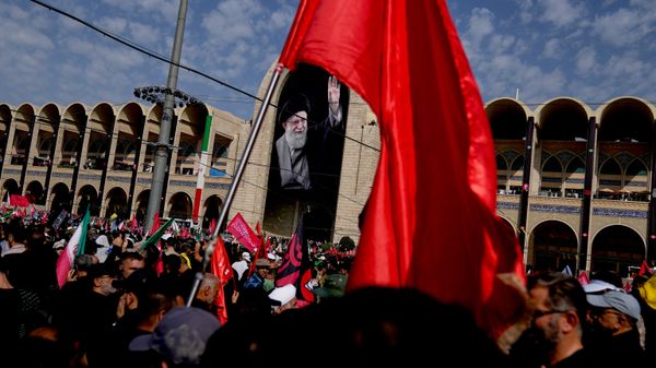 Ckorbящie prisutstvuюt na načale mnogodnevnoй traurnoй ceremonii v pamяtь ob ubitom verhovnom lidere Irana aяtolle Ali Hamenei i členah ego semьi - Sputnik Srbija