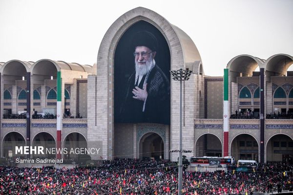 Put Hamneja ka vrhu vlasti bio je put revolucionara i državnika. Rođen u porodici teologa u Mešhedu, od mladosti se posvetio proučavanju islamskih nauka, obrazujući se u svetim gradovima Komu i Nadžafu. - Sputnik Srbija
