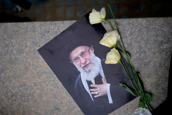 Ruže položene na portret ubijenog iranskog vrhovnog vođe. - Sputnik Srbija