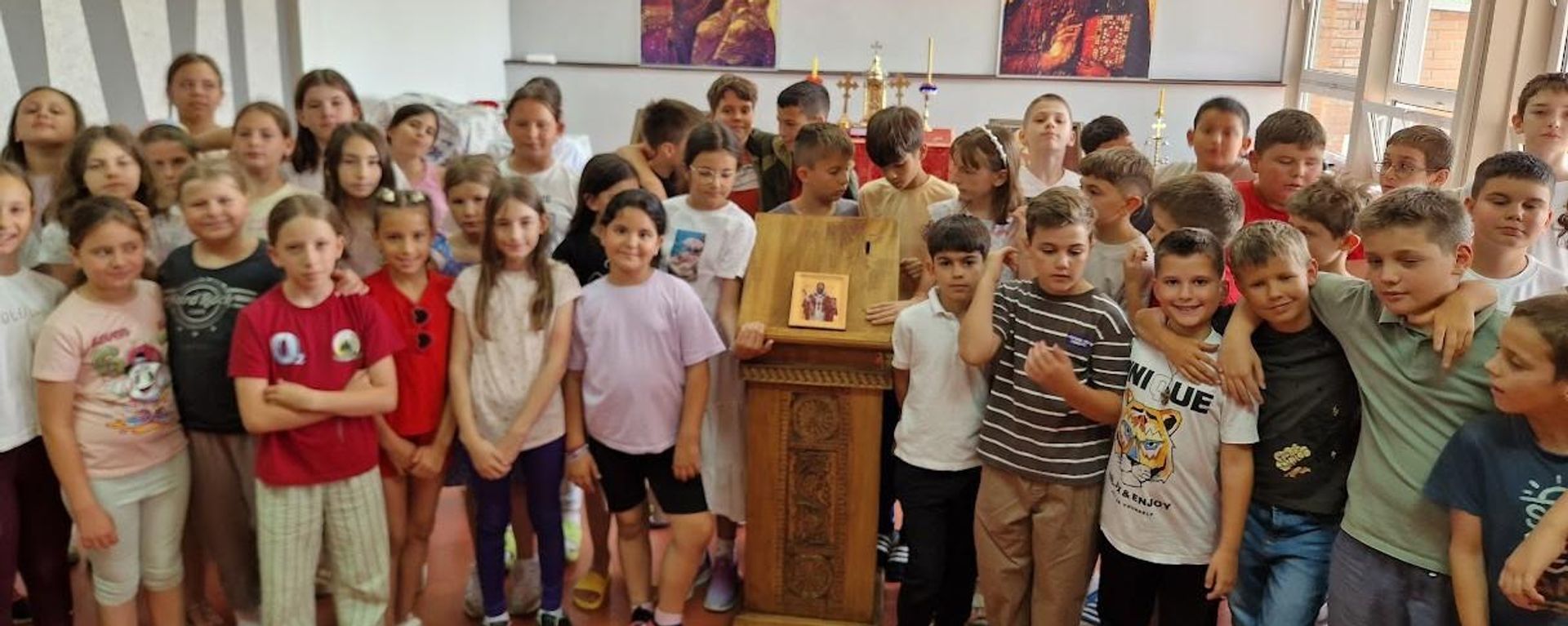 Dan počinje Svetom liturgijom u nekadašnjoj diskoteci, sada pravoj crkvi - Sputnik Srbija, 1920, 05.07.2026