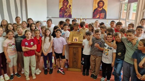 Dan počinje Svetom liturgijom u nekadašnjoj diskoteci, sada pravoj crkvi - Sputnik Srbija