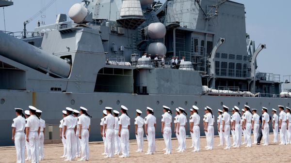 Китайские моряки встречают гвардейский ракетный крейсер Варяг на военной базе в Циндао, Китай - Sputnik Србија