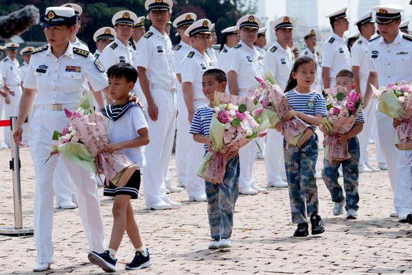 Кинески морнари и кадети ратне морнарице дочекују одред бродова руске Пацифичке флоте - Sputnik Србија