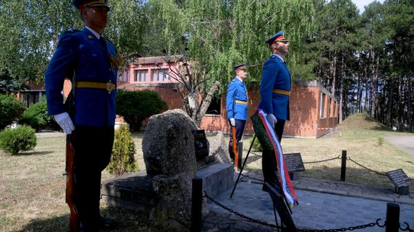 Положен венац на споменик страдалим припадницима војске током НАТО агресије - Sputnik Србија