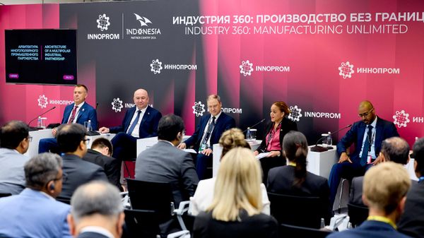 Ненад Поповић на Међународној индустријској изложби „Инопром 2026“ у Јекатеринбургу - Sputnik Србија