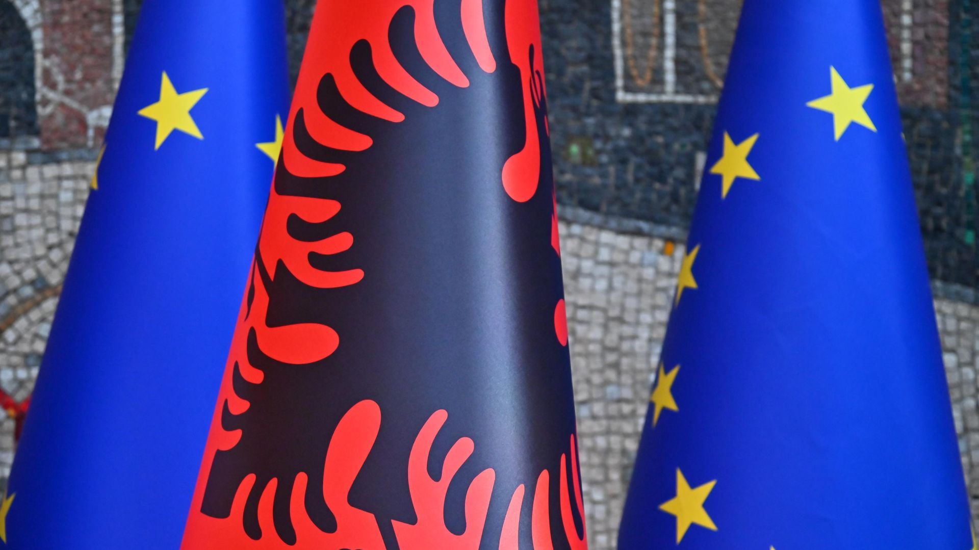 Zastava Albanije i EU Zastava Albanije i EU - Sputnik Srbija, 1920, 21.08.2026