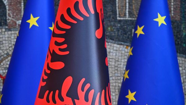  Zastava Albanije i EU - Sputnik Srbija