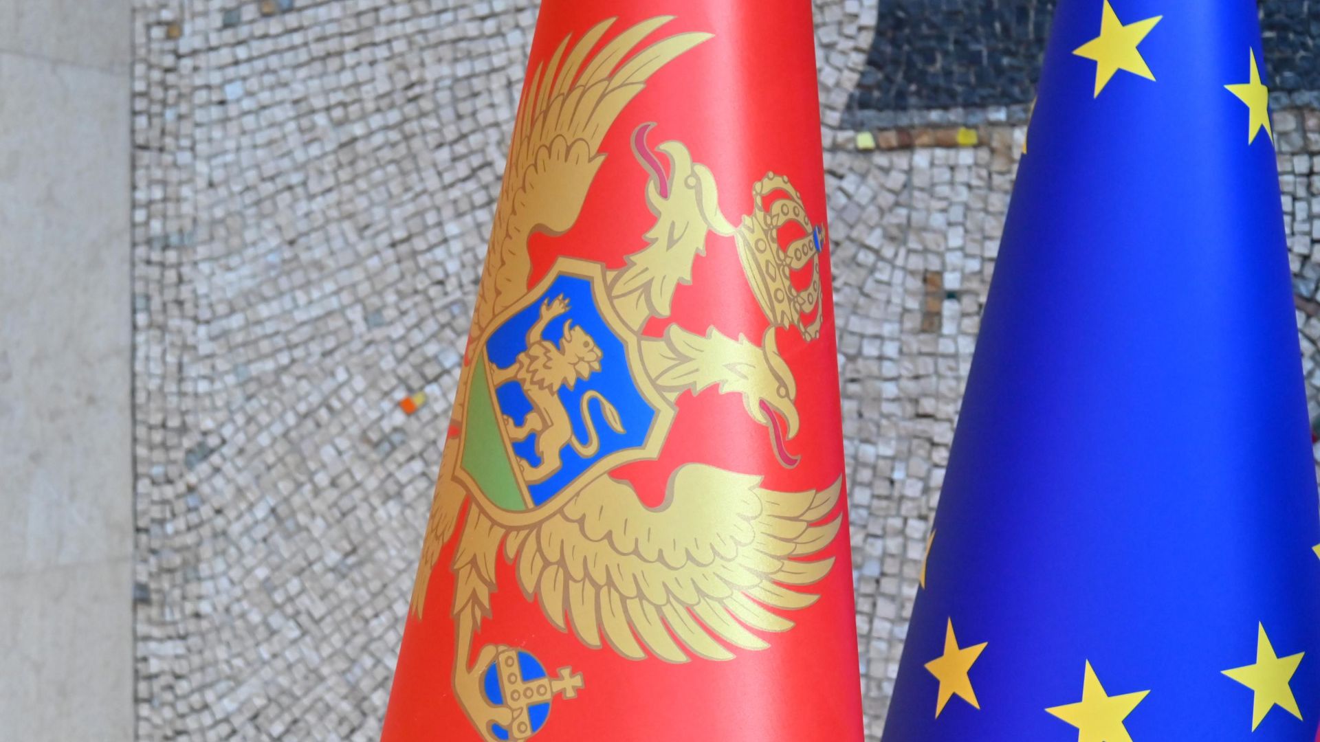 Zastava Crne Gore i EU - Sputnik Srbija, 1920, 19.10.2026