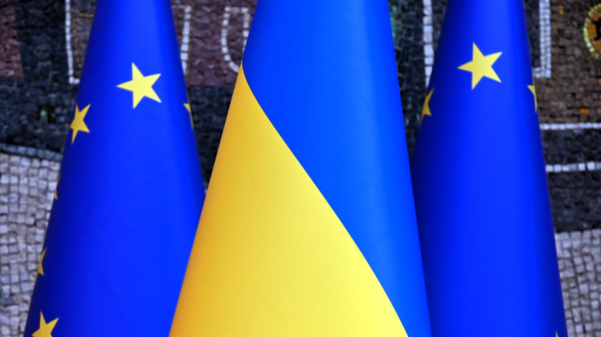 Заставе ЕУ и Украјине - Sputnik Србија, 1920, 21.07.2026