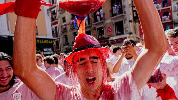 Lюdi prinimaюt učastie v ceremonii otkrыtiя festivalя San Fermin, Ispaniя - Sputnik Srbija