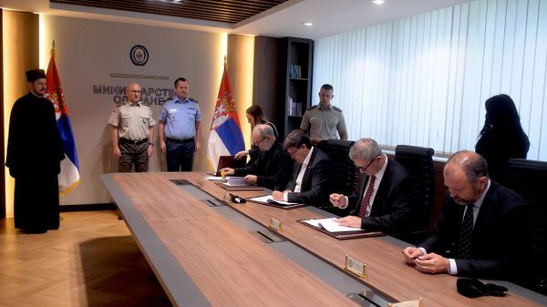 Potpisan ugovor o razmeni nepokretnosti između Ministarstva odbrane i SPC u opštini Beočin - Sputnik Srbija
