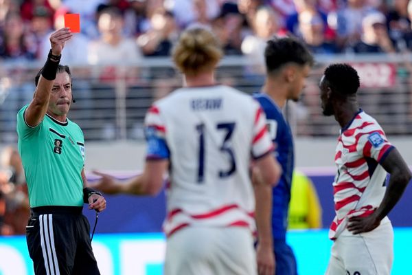 Referee Raphael Claus of Brazil shows a red card to United States' Folarin Balogun, right, during the World Cup round of 32 soccer match between the United States and Bosnia in Santa Clara, Calif., near San Francisco, Wednesday, July 1, 2026 Referee Raphael Claus of Brazil shows a red card to United States' Folarin Balogun, right, during the World Cup round of 32 soccer match between the United States and Bosnia in Santa Clara, Calif., near San Francisco, Wednesday, July 1, 2026 - Sputnik Србија