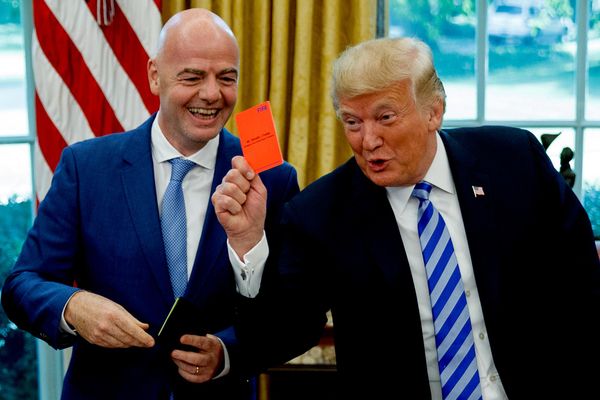 President Donald Trump holds up a red card during a meeting with FIFA president Gianni Infantino in the Oval Office of the White House, Tuesday, Aug. 28, 2018, in Washington President Donald Trump holds up a red card during a meeting with FIFA president Gianni Infantino in the Oval Office of the White House, Tuesday, Aug. 28, 2018, in Washington - Sputnik Србија