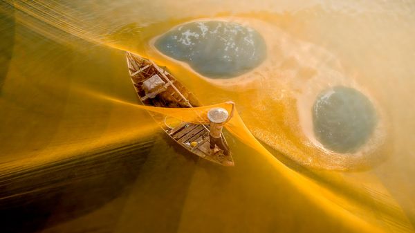 Snimok Dawn Net singapurskogo fotografa Chin Leong Teo, stavšiй vtorыm v konkurse The 2nd International Aerial Photographer of the Year 2026 - Sputnik Srbija