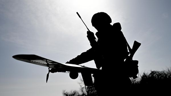 Ruski vojnik sa dronom Superkam 350 - Sputnik Srbija