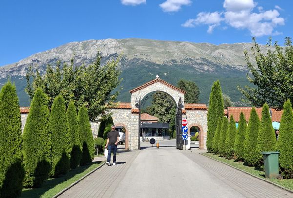 Са једне стране наткривен горостасним врховима планине Галичице која одваја Охридско и Преспанско језеро, манастирски комплекс се угнездио у најјужнијем делу македонског дела охридског језера, у непосредној близини границе са Албанијом - Sputnik Србија
