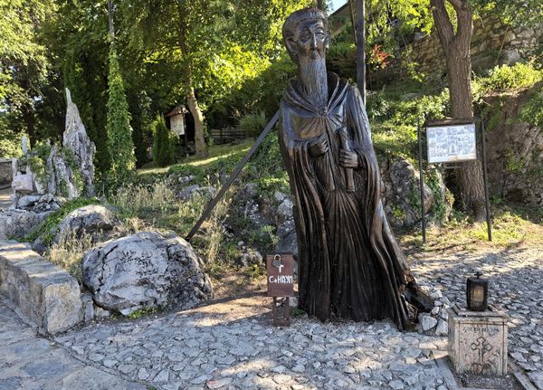 Статуа Светог Наума изрезбарена у дрвету постављена у подножју зидина које опасују светињу - Sputnik Србија