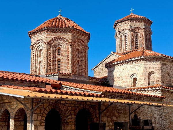 Првобитни манастир је имао основу триконхоса (листа детелине), али је током векова, услед рушења и разарања, дошло до промене архитектуре. - Sputnik Србија