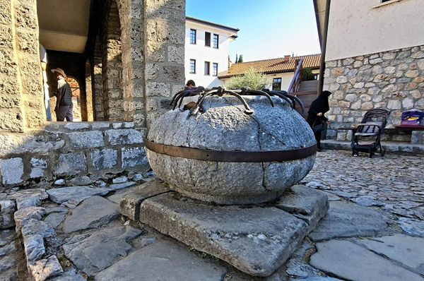 Легенда каже да срце Светог Наума никада није престало да куца, па многи верници наслањају главу на његов гроб 
не би чули откуцаје срца. Исто тако многи ослушкују звукове који долазе из дубоког зденца испред цркве - Sputnik Србија