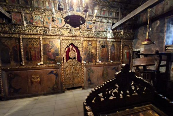 Светиња је дуго била у рушевинама, све до доласка јеромонаха Григорија који ју је уз помоћ локалних хришћана обновио. Иконостас је изрезбарен 1711. године и један је од најстаријих иконостаса у Македонији - Sputnik Србија