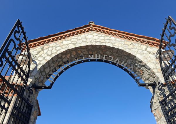 Није познато када је тачно дошло до промене имена, али се у руским списима из 17. века, манастир помиње под садашњим називом - Sputnik Србија