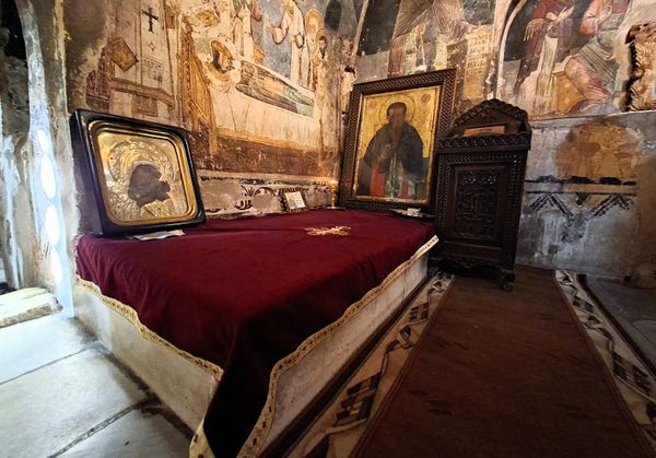 Након његове смрти 910. године нове ере, сахрањен је у посвећеној гробници уграђеној у југоисточној страни цркве. - Sputnik Србија