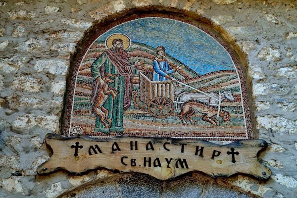 Изнад улазних врата манастира налази се мозаик којим је приказана сцена из легенде о Светом Науму и медведу, који је помогао сељаку да изоре њиву, након што му је убио вола - Sputnik Србија