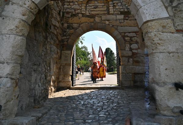 Након полагања венаца, поворка се упутила ка „Гнезду орлова“ смештеном испод Зиндан капије  - Sputnik Србија