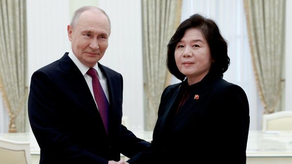 Ruski predsednik Vladimir Putin sa Čoe Son Hui, ministrom spoljnih poslova Severne Koreje
 - Sputnik Srbija