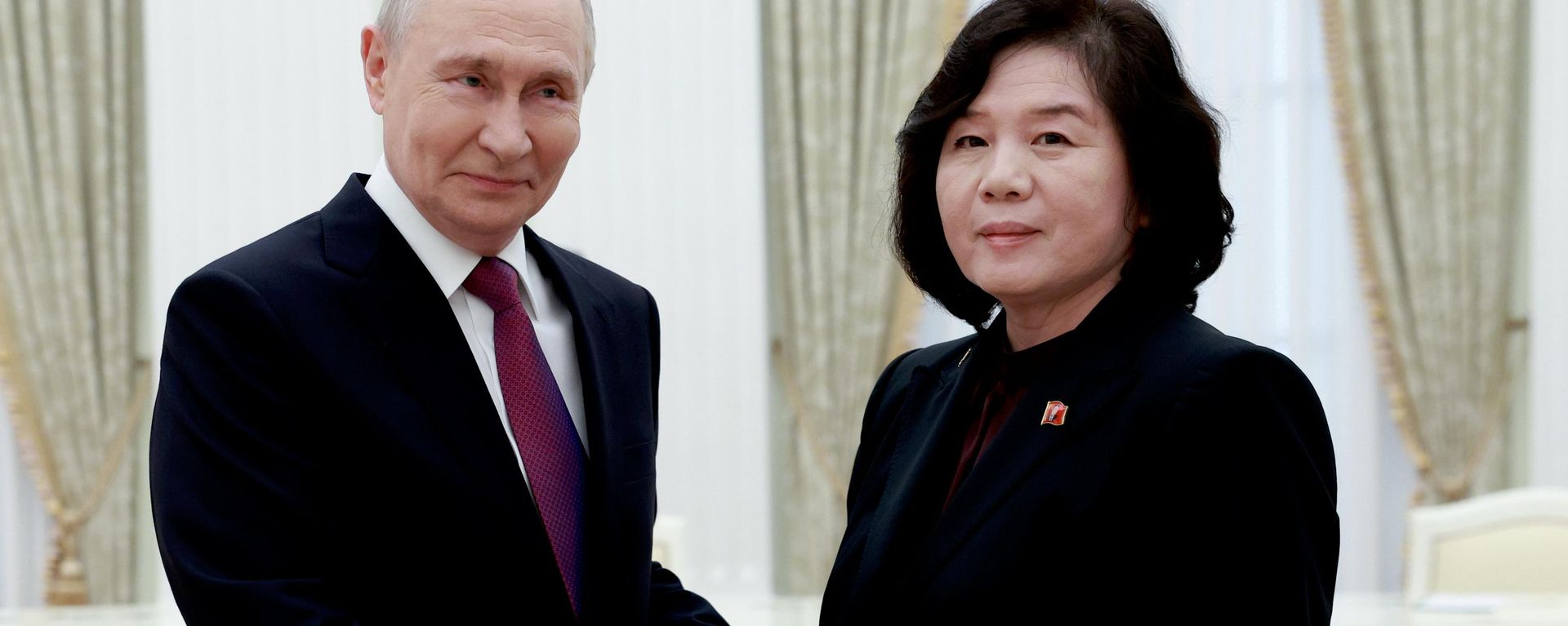 Ruski predsednik Vladimir Putin sa Čoe Son Hui, ministrom spoljnih poslova Severne Koreje
Ruski predsednik Vladimir Putin sa Čoe Son Hui, ministrom spoljnih poslova Severne Koreje
- Sputnik Srbija, 1920, 19.07.2026