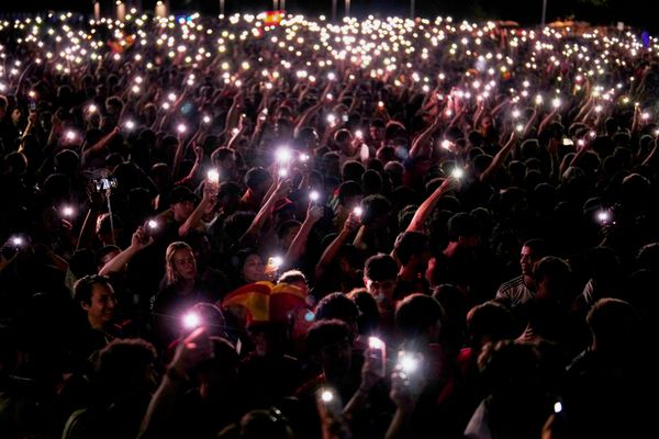 Навијачи Шпаније бодре своју репрезентацију док на великим екранима у центру Мадрида прате финалну утакмицу Светског првенства против Аргентине. - Sputnik Србија