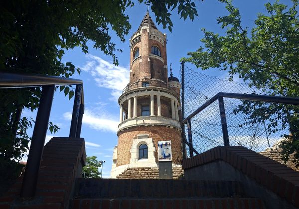 Услед великог броја несахрањених, градом је завладала куга. Код Хуњадија су се први знаци појавили 4. августа, а код Капистрана два дана касније. Хуњади је пребачен у Земун где је након недељу дана умро. Упркос томе што кула нема никакве везе са Хуњадијем, Миленијумску кулу на Гардош брегу у Земуну данас зову Кула Сибињанин Јанка - Sputnik Србија