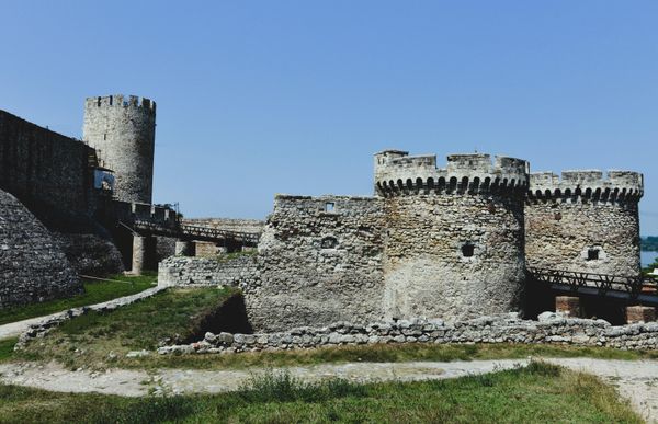 Насупрот огромној султановој војсци, Београд је бранила такорећи шачица бранилаца. Растрзано међусобним размирицама, угарско племство се није одазвало позиву Михаила Силађија, војног управника Београда (тадашњег Нандорфехервара) - Sputnik Србија