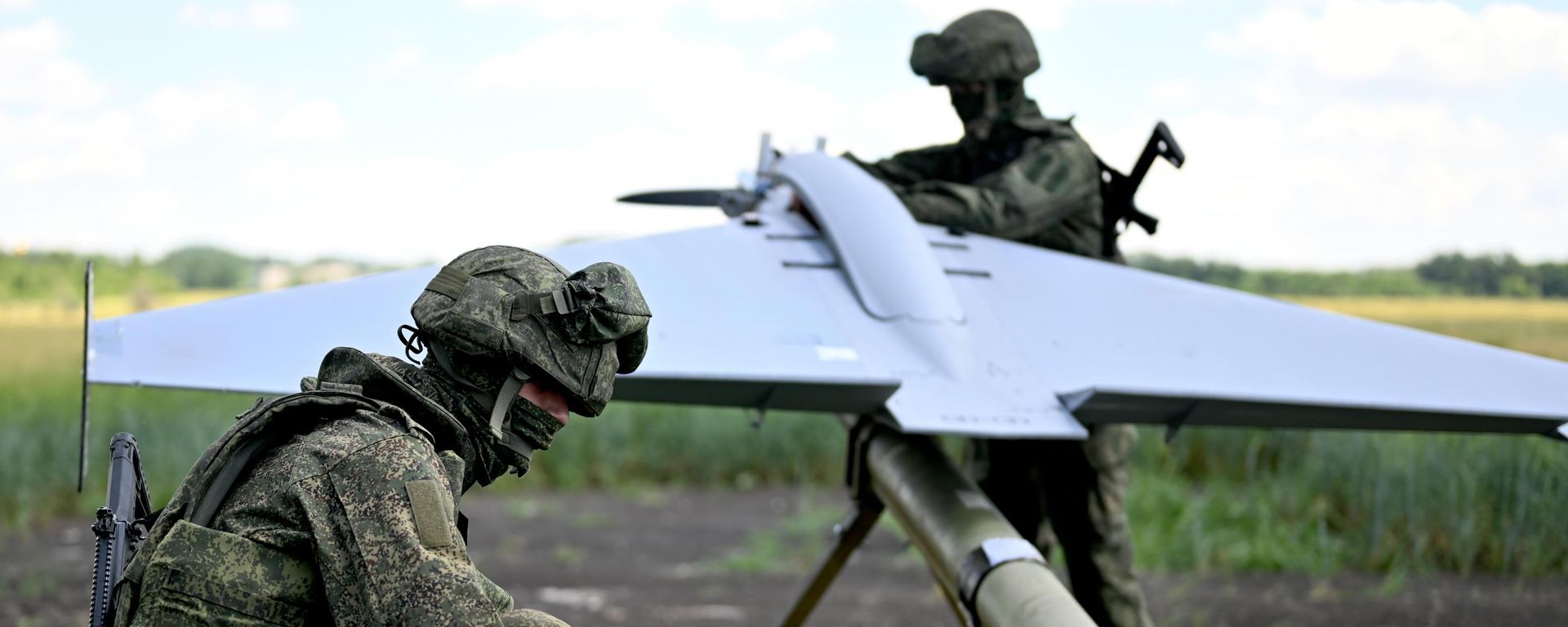 Ruski vojnici pripremaju dron BM-70 u zoni SVO - Sputnik Srbija, 1920, 21.10.2026