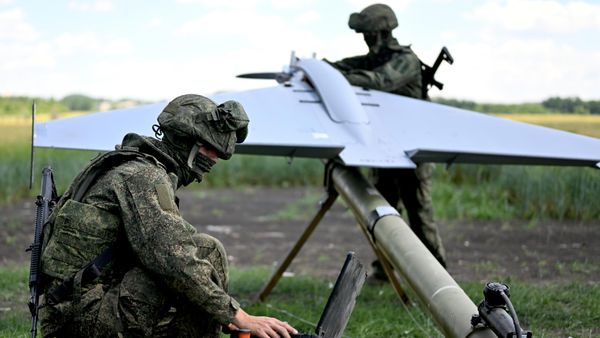 Ruski vojnici pripremaju dron BM-70 u zoni SVO Ruski vojnici pripremaju dron BM-70 u zoni SVO - Sputnik Srbija