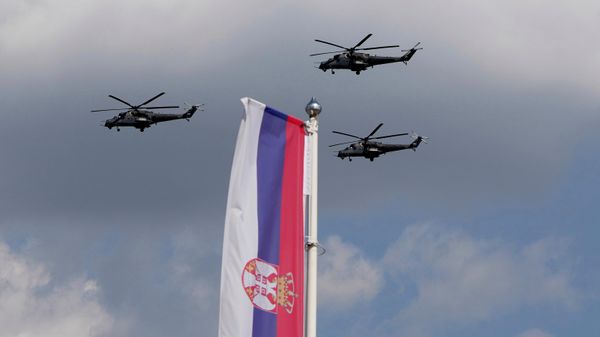 Застава Србије и МИ-35 - Sputnik Србија