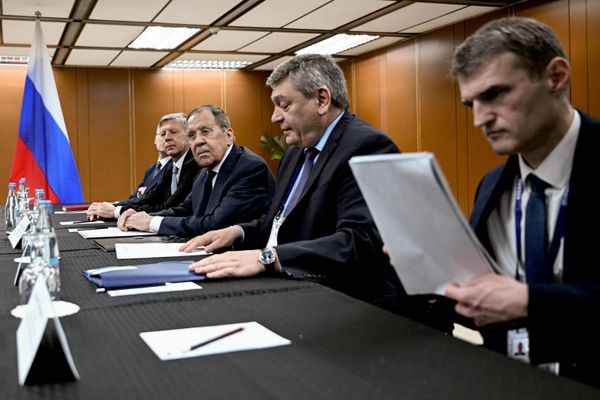 Шеф руске дипломатије обавестио је америчког колегу о стању на линији раздвајања и нагласио да је даље наоружавање Кијева неприхватљиво, саопштило је руско Министарство спољних послова. - Sputnik Србија