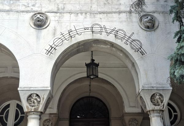 Изграђен је пре скоро једног века на иницијативу Министарства шума и руда, које је расписало конкурс "за подизање једног великог хотела и летовалишта на Авали". Од 28 пројеката изабран је рад београдског Руса, архитекте Виктора Лукомског. - Sputnik Србија