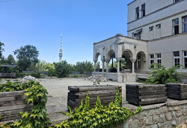 Хотел „Авала” је по ослобођењу наставио са радом, само што више није био резервисан за више кругове, већ је постао доступан свима који су се  запутили пут једног од омиљених излетишта Београђана - Sputnik Србија