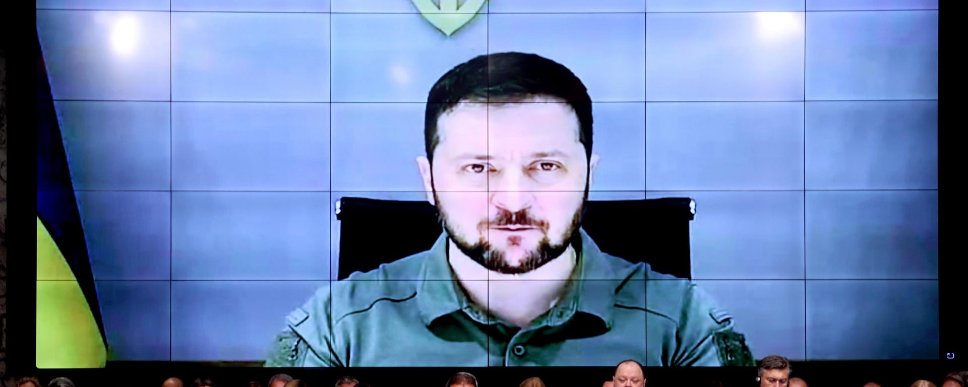 Vladimir Zelenski se pojavljuje na ekranu kako bi se obratio učesnicima Prvog parlamentarnog samita Međunarodne krimske platforme u Zagrebu - Sputnik Srbija, 1920, 24.07.2026